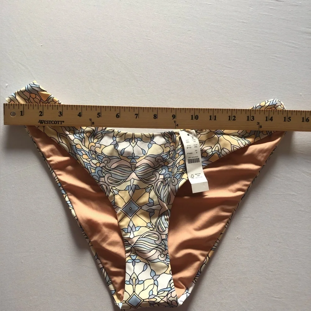 Active curved-waist cheeky bikini bottom in kaleidoscope print size M